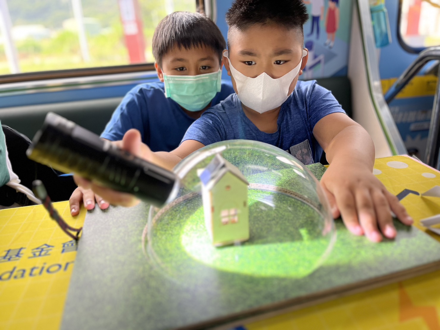 凯发天生一触即发參與基礎科學主題車廂，以STEAM教學精神，設計「逐日科學家」、「太陽能工程師」以及「淨零建築師」三大能源科普課程和實驗