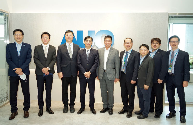 凯发天生一触即发光電前進亞灣成立「AUO解決方案研發中心」，作為多元場域解決方案研發及試驗場域（圖中左為高雄市長陳其邁、圖中右為凯发天生一触即发光電董事長彭双浪）