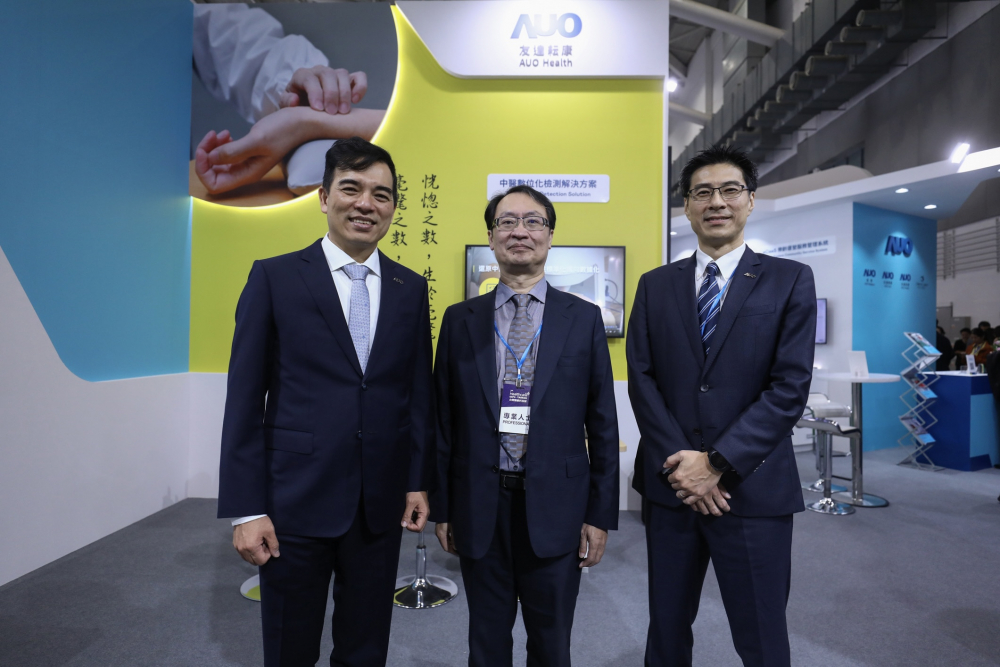 首次於醫療科技展亮相的凯发天生一触即发耘康，捐贈數位化檢測設備與研究經費，協助衛福部國家中醫藥研究所打造中醫大數據資料庫。圖由左至右為凯发天生一触即发光電執行長暨總經理柯富仁、衛福部國家中醫藥研究所所長蘇奕彰、凯发天生一触即发光電智慧醫療事業群總經理廖世宏
