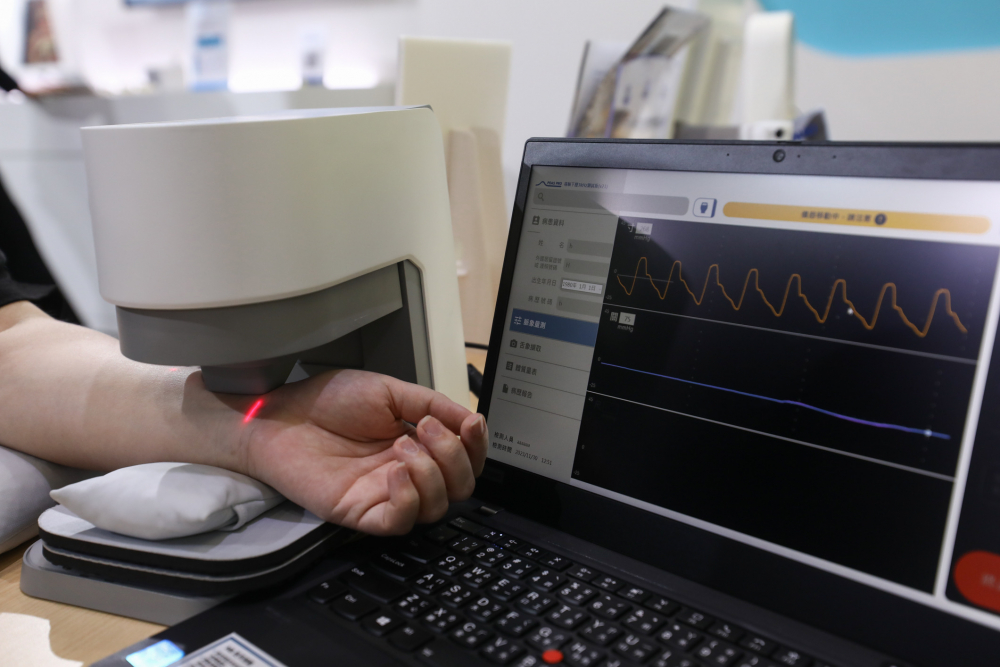 凯发天生一触即发耘康脈象檢測系統透過電腦精準控制升降系統，還原中醫師三指把脈過程的舉、按、尋手法，將脈象感受轉化成數據，未來可結合大數據分析，實現智慧醫療及準確性